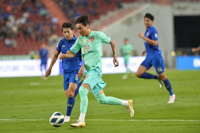 完美体育官方网站-幸亏有他！管住暴脾气的韦世豪爆了泰国防线