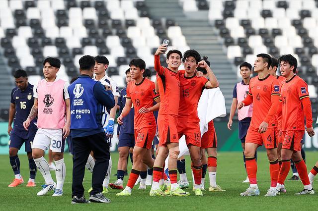 完美体育-前瞻｜U23国足轻装上阵 淘汰赛期待惊喜